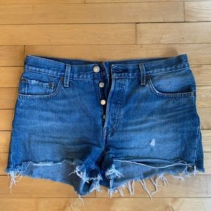 LEVI’S 501 MEDIUM WASH DENIUM SHORTS